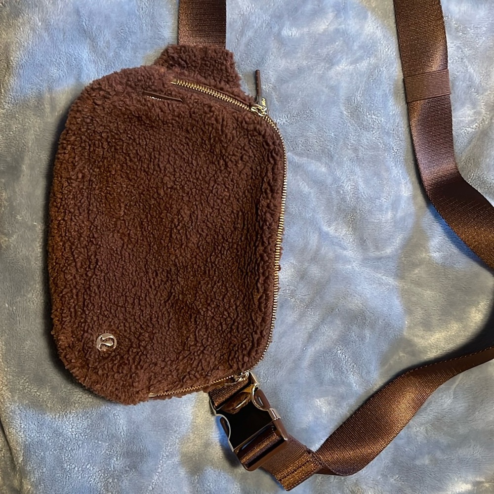 Lululemon 2L belt bag